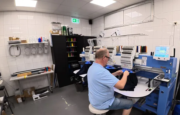 Medewerker aan het werk achter de borduurmachine