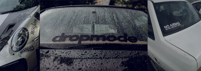 Personenauto met autobelettering en raamstickers