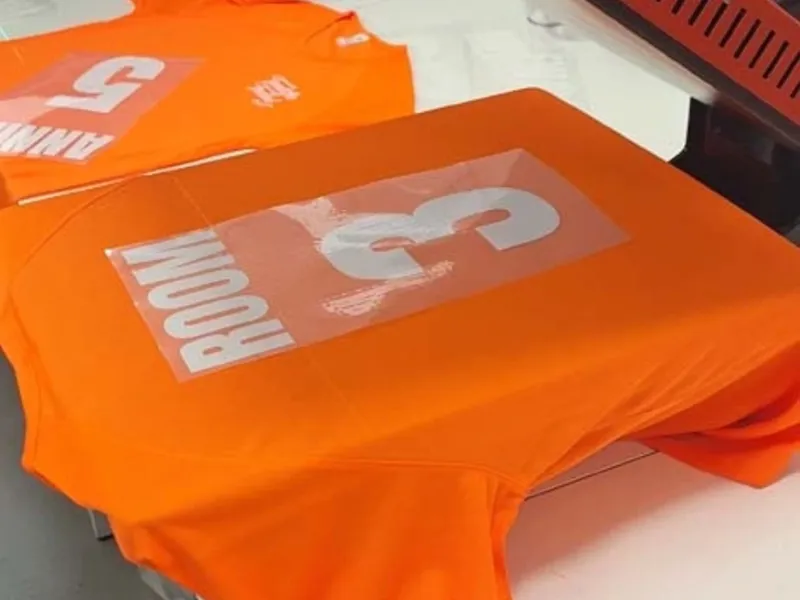 Sportshirts met naam en nummer onder de hittepers