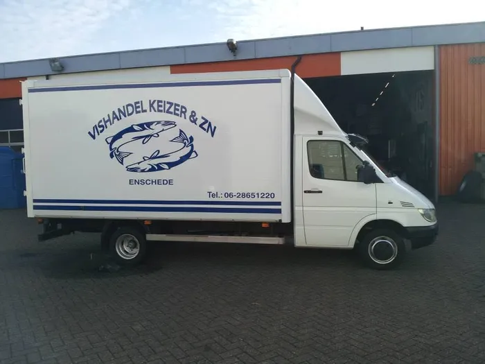 Bakwagen met belettering op de zijwand