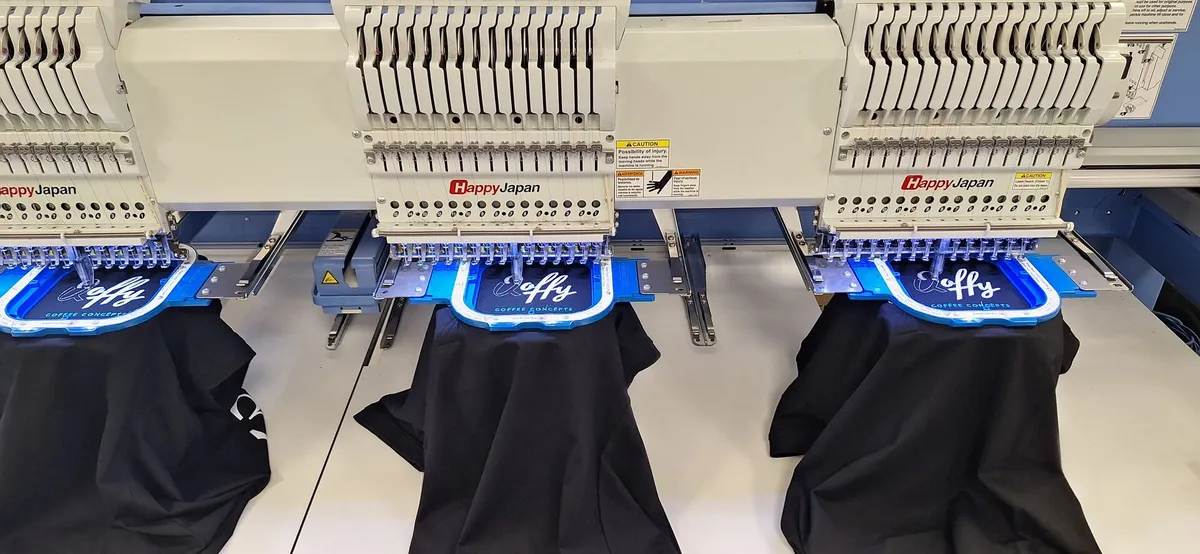 Shirts worden geborduurd op de machines