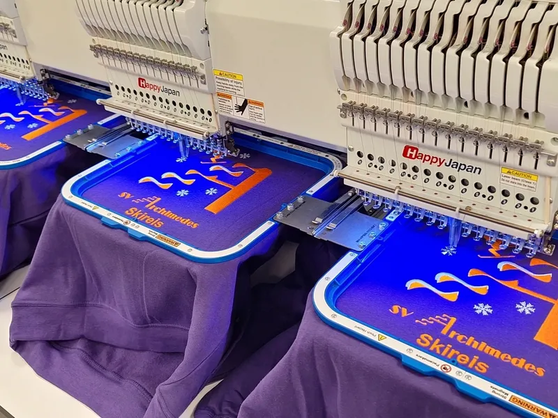Skireis-truien van een studentenvereniging op de borduurmachine