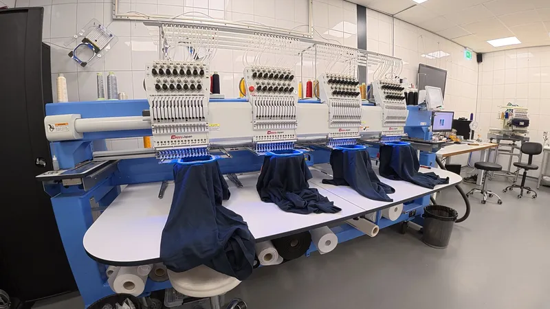 Borduurmachines aan het werk