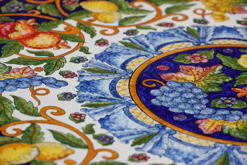 Kleurrijk keramisch tegelwerk met fruit- en bloemmotieven