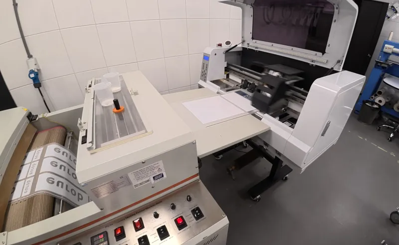DTF-printer en poeder-shaker van de DTF-lijn bij JBR