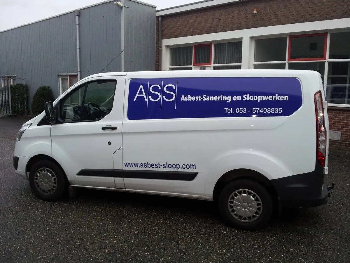 Bedrijfsbus met belettering