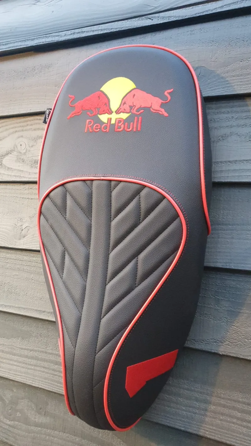 Leren scooterzadel met eigen ontwerp